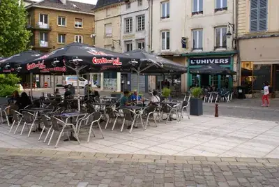 Vue extérieure de L'Univers Bar sur la place de la Halle à Sedan