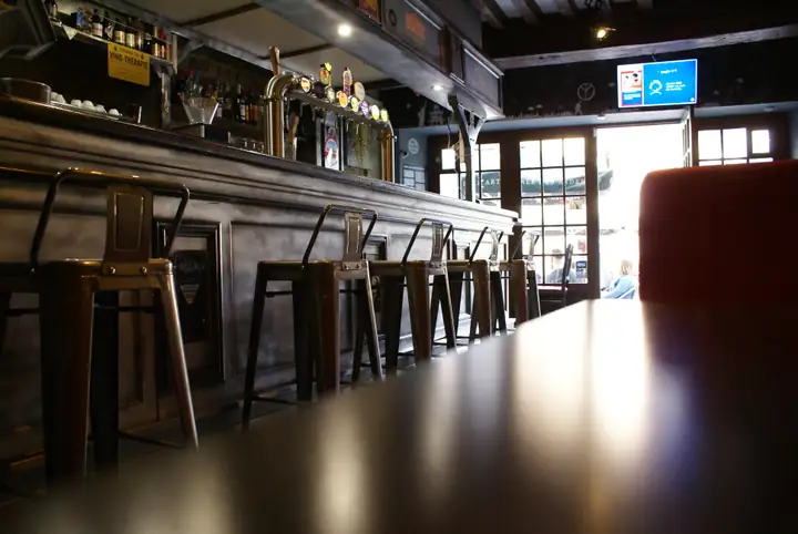 Intérieur chaleureux de L'Univers Bar à Sedan - comptoir en bois et ambiance conviviale depuis 1932